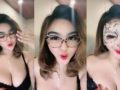 Belahan Dada Bey Pirang Bondol Kacamata ID 87481617 Dream