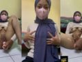 Ngocok Bareng Cewek Jilbab Pake Dildo Gede Desah Enak