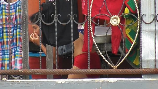 Anak Kost Jemur Pakaian Diintip Tetangga Dekat