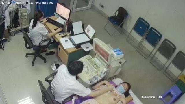 Dokter Periksa Payudara Pasien