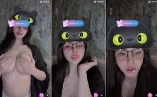 Teresa Berkacamata Remas Susu Bulet ID 75069345 Mango