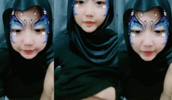 Jilbab Imut Sedang Meremas-remas Barang Mungil Dream