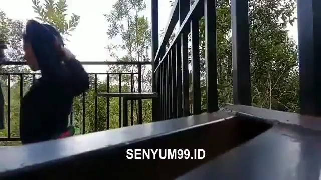 Guru Olahraga Ngasih Praktek Ke Muridnya